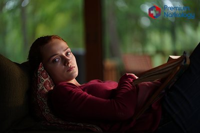 Девушка лежит на диване